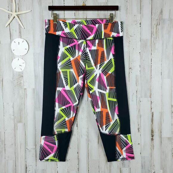 Fabletics Powerhold Capri Leggings Black Tribal Geo Print Size Large - Picture 9 of 10